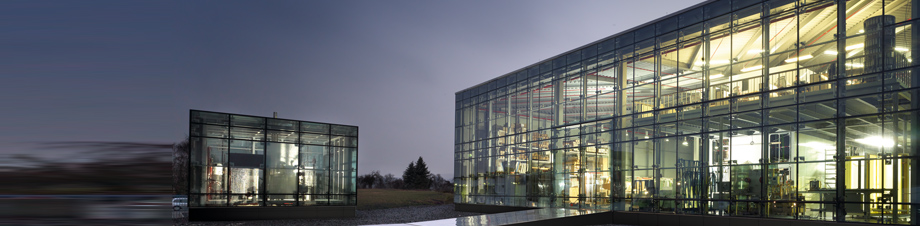 Firmengebäude mit Glasfassade.jpg