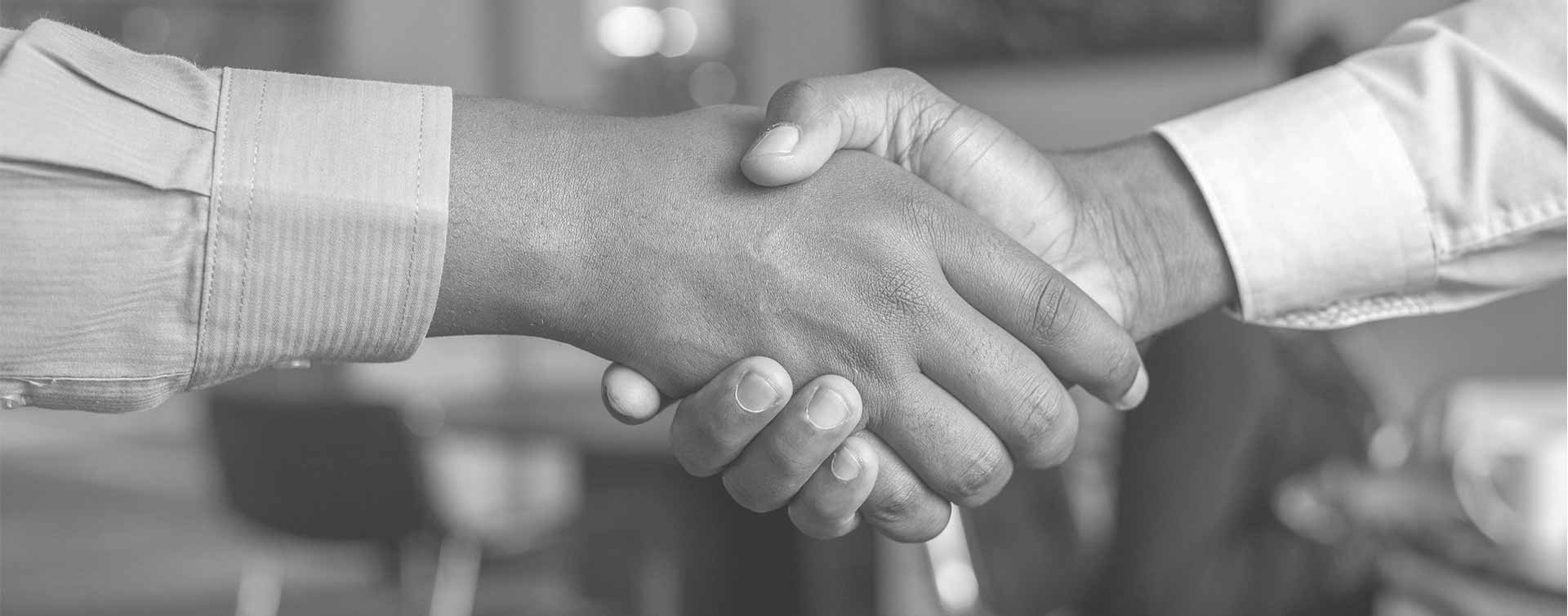 Wert-Rechenschaftspflicht-zwei-Geschäftsleute-schütteln-die-Hände