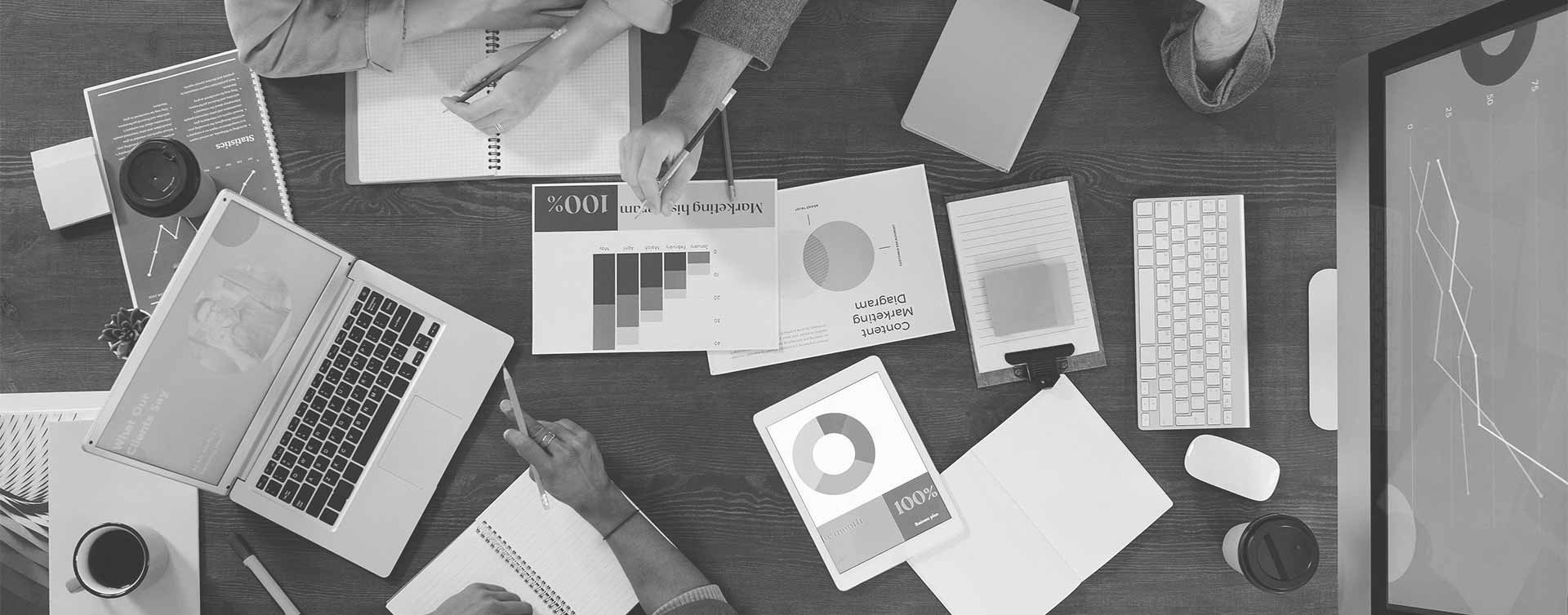 Wert-Innovations-Gruppe-am-Arbeitstisch-sitzen-mit-Laptop-und-Computer