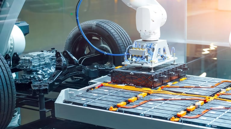 Technische Prozessunterstützung vor Ort für Klebelösungen in der EV-Batterieproduktion