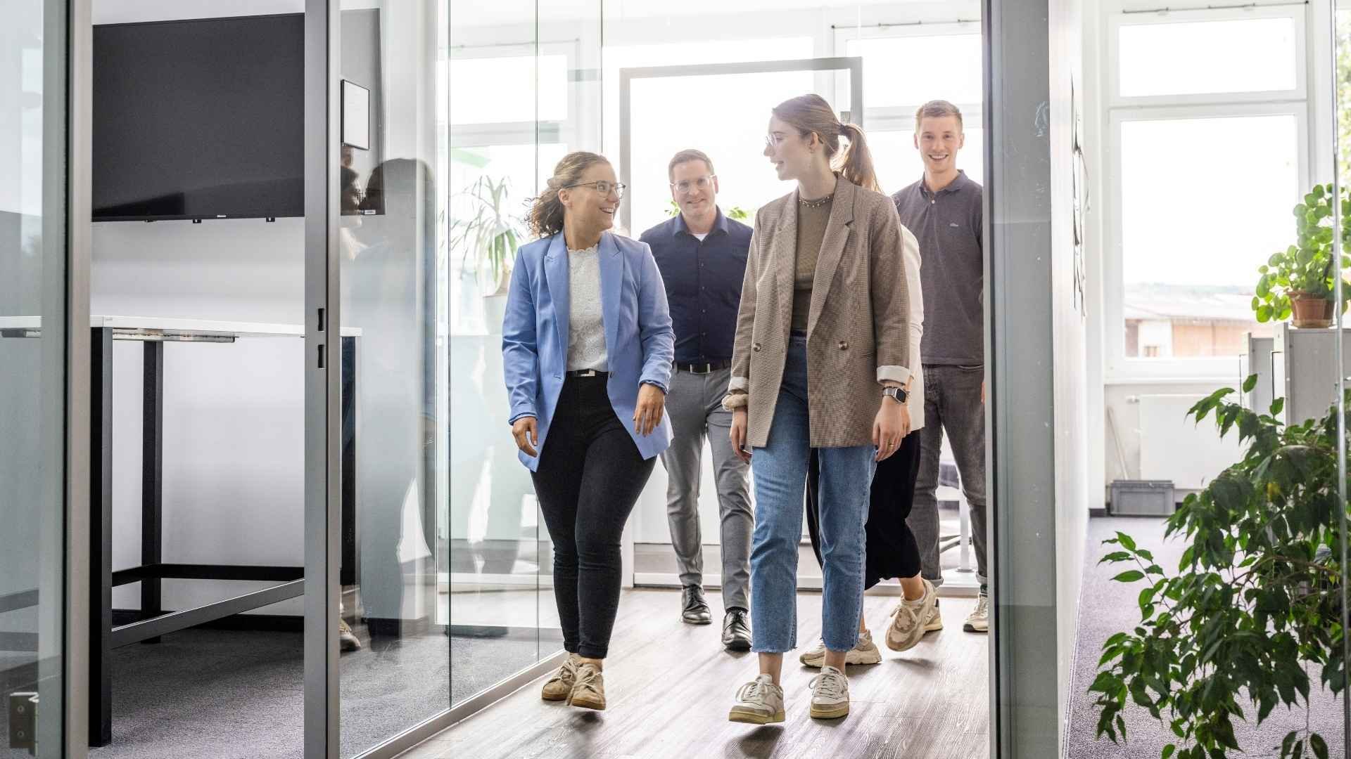 Hygiene-Beschäftigte-Büro-Walking