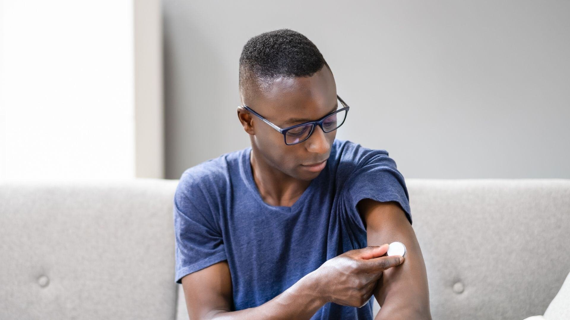 Medizinische-CGM-Großaufnahme eines Mannes auf dem Sofa