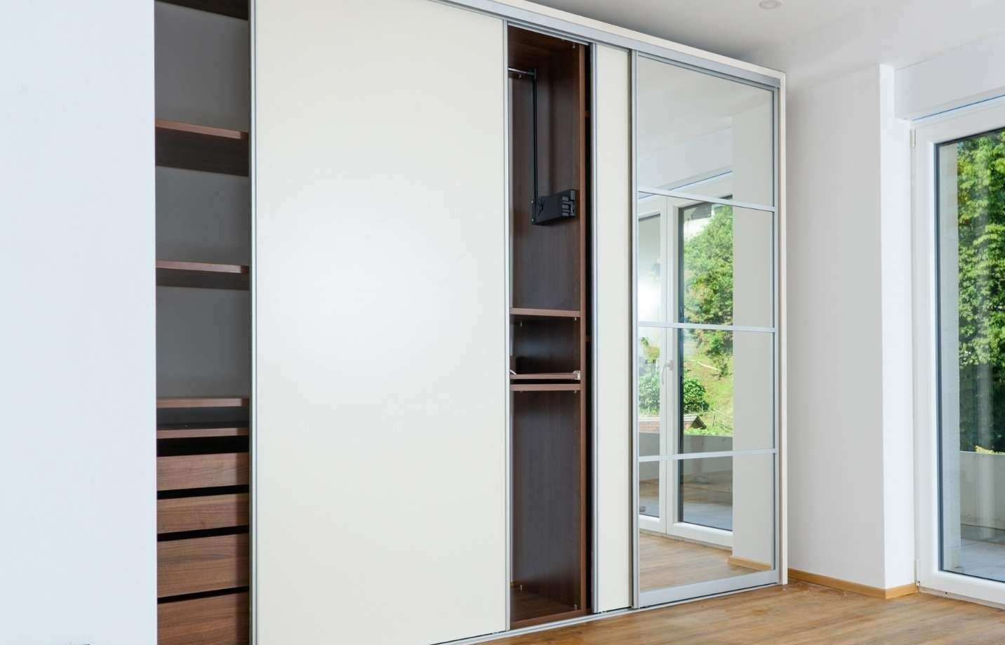 Möbel-Klebeband-Anwendungen-Modernes-Innenleben-Schrank-Großer-Spiegel