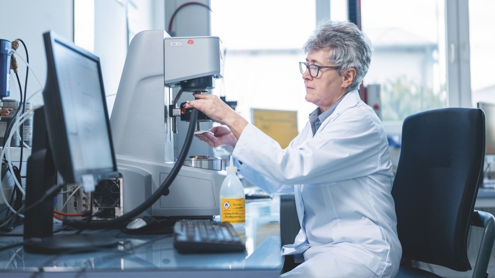 Colleague-working-in-quality-testing-lab